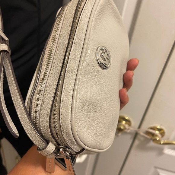 MICHAEL KORS Fulton Small
Light Grey Leather Crossbody
Camera Bag Feminine - Picture 11 of 15